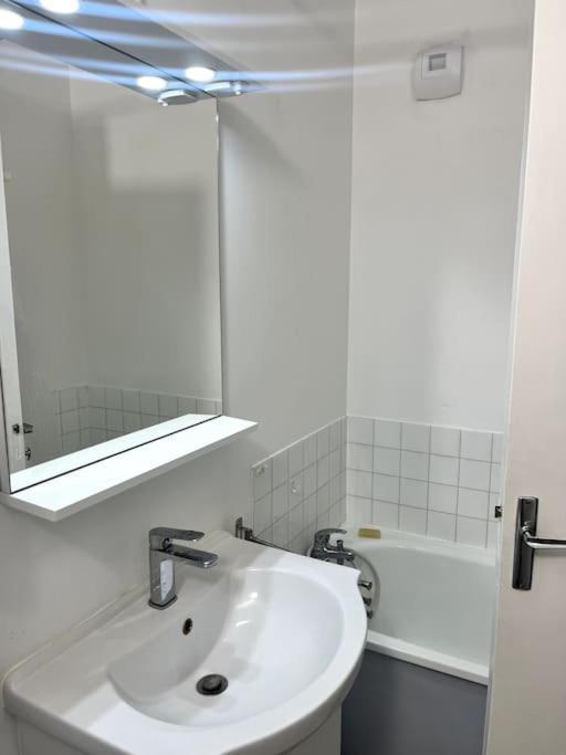 Apartment Vulcain 2, 11eme, Ile De Nantes, 4pers, Parking Inclus Nantes